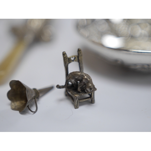 1829 - A George V silver and mother of pearl child's rattle, by Crisford & Norris, Birmingham, 1911, 15.2cm... 