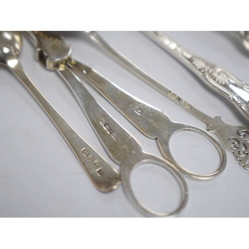 1845 - A pair of Edwardian silver grape shears, Sheffield, 1906 and four other items of silver flatware,  9... 