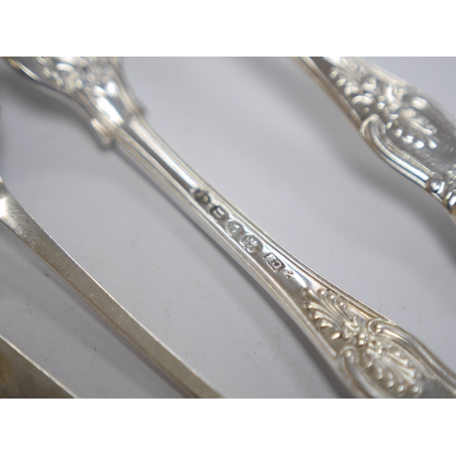 1845 - A pair of Edwardian silver grape shears, Sheffield, 1906 and four other items of silver flatware,  9... 