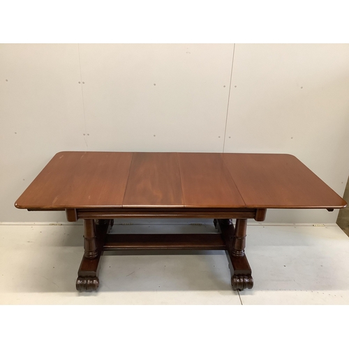 103 - A William IV rectangular mahogany extending dining table, 207cm extended, two spare leaves, depth 95... 