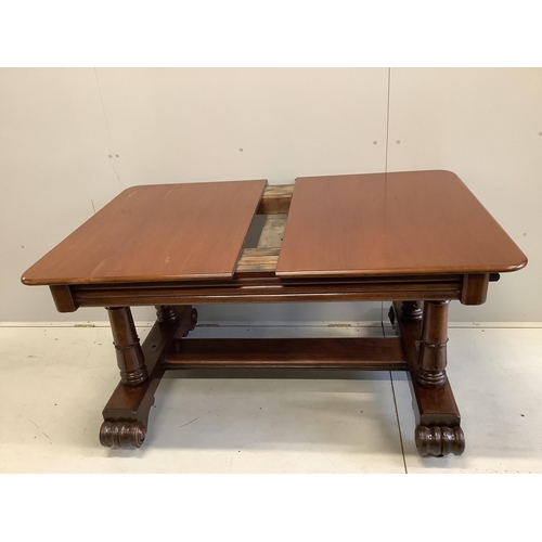 103 - A William IV rectangular mahogany extending dining table, 207cm extended, two spare leaves, depth 95... 