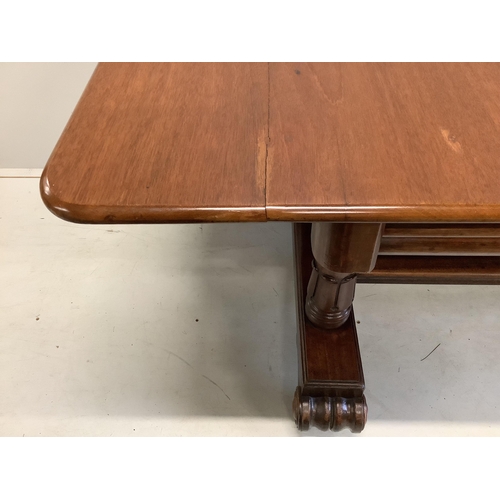 103 - A William IV rectangular mahogany extending dining table, 207cm extended, two spare leaves, depth 95... 