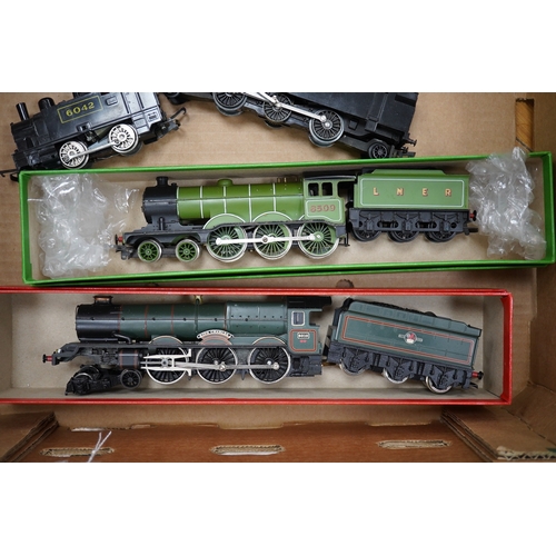 286 - Ten unboxed 00 gauge railway locomotives and three train sets by Hornby, Tri-ang Railways, etc. incl... 