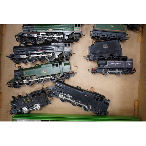 286 - Ten unboxed 00 gauge railway locomotives and three train sets by Hornby, Tri-ang Railways, etc. incl... 