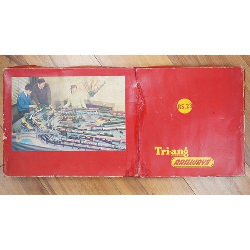 286 - Ten unboxed 00 gauge railway locomotives and three train sets by Hornby, Tri-ang Railways, etc. incl... 