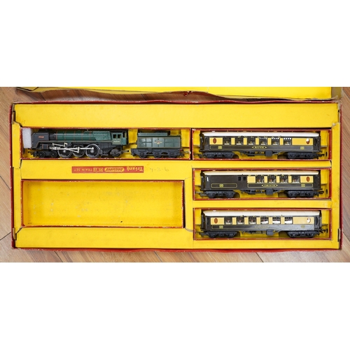 286 - Ten unboxed 00 gauge railway locomotives and three train sets by Hornby, Tri-ang Railways, etc. incl... 