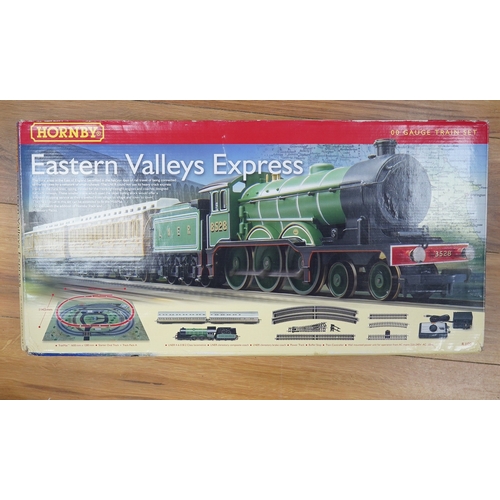 286 - Ten unboxed 00 gauge railway locomotives and three train sets by Hornby, Tri-ang Railways, etc. incl... 