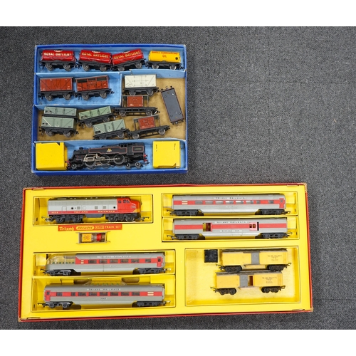 288 - A collection of Hornby Dublo and Tri-ang Railways 00 gauge railway contained within two original box... 