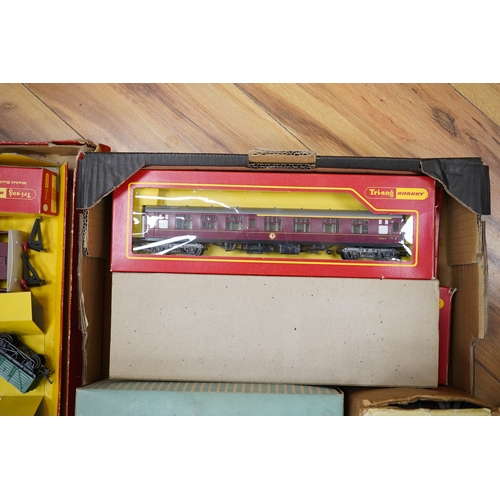 290 - A collection of Tri-ang Railways and Tri-ang Hornby 00 gauge railway, including; an RS.23 train set ... 