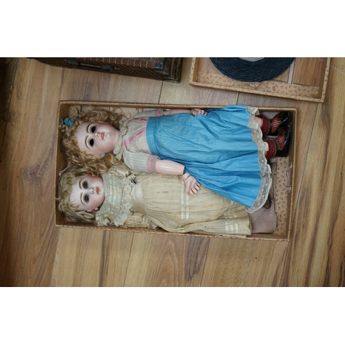 327 - A Tête Jumeau bisque doll, closed mouth and paperweight eyes, jointed wood and composition body, two... 