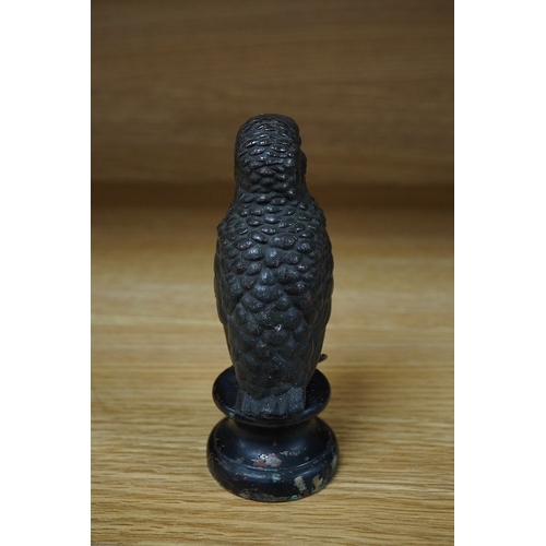 384 - A cold painted bronze car mascot in the form of a kingfisher mounted on a circular socle, 12.5cm hig... 