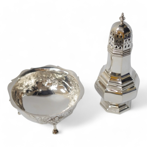 829 - A modern silver octagonal sugar castor by Broadway & Co, Birmingham, 1992, 16.9cm and a silver sugar... 