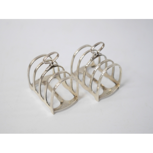 841 - A pair of George V silver five bar toast racks, by Walker & Hall, Sheffield, 1933, length 79mm, 8.5o... 