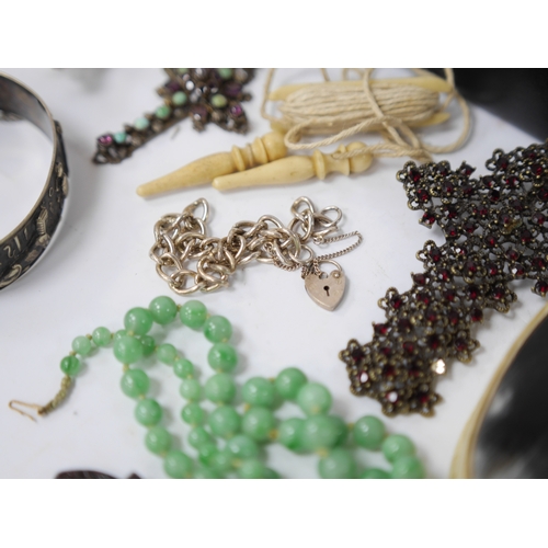 901 - A quantity of assorted Victorian and later jewellery including a white metal, garnet, split pearl an... 