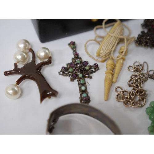 901 - A quantity of assorted Victorian and later jewellery including a white metal, garnet, split pearl an... 