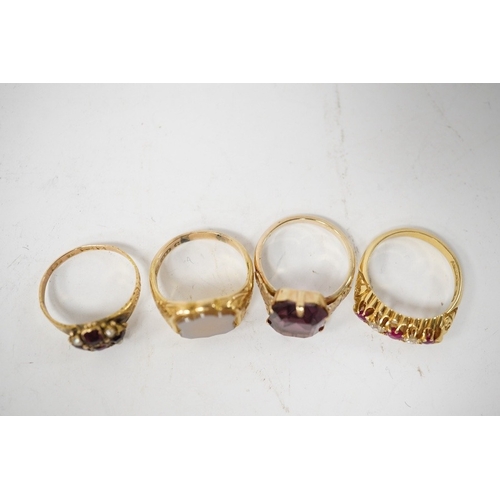 912 - A group of four rings, comprising: a chalcedony signet ring with engraved floral shoulders, size L, ... 