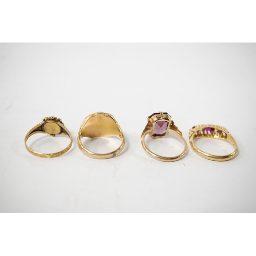 912 - A group of four rings, comprising: a chalcedony signet ring with engraved floral shoulders, size L, ... 