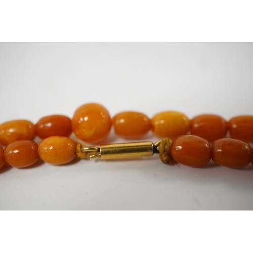 915 - A single strand amber bead necklace, 72cm, gross weight 14 grams, together with a Victorian silver a... 