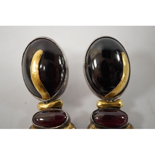 918 - A pair of modern yellow and white metal mounted three stone oval cabochon garnet set drop earrings, ... 