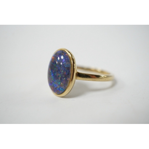 923 - A modern 9ct gold and oval opal triplet set ring, size P/Q, gross weight 4 grams. Condition - good... 