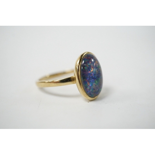 923 - A modern 9ct gold and oval opal triplet set ring, size P/Q, gross weight 4 grams. Condition - good... 