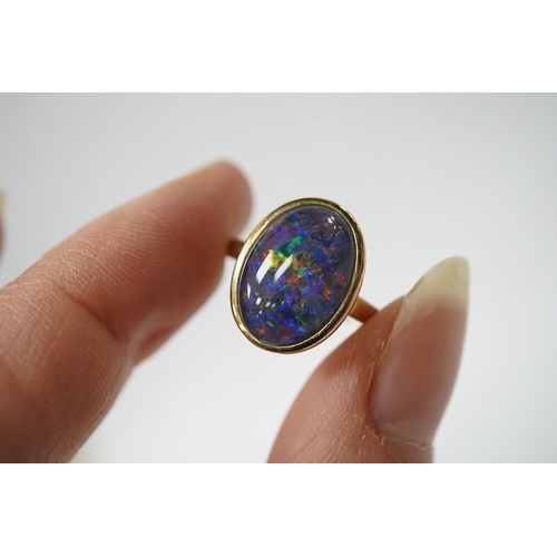 923 - A modern 9ct gold and oval opal triplet set ring, size P/Q, gross weight 4 grams. Condition - good... 