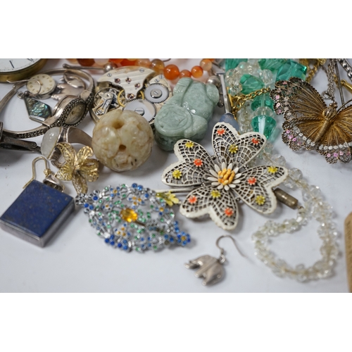 934 - A small quantity of assorted jewellery and other items including a filigree butterfly brooch, a 925 ... 