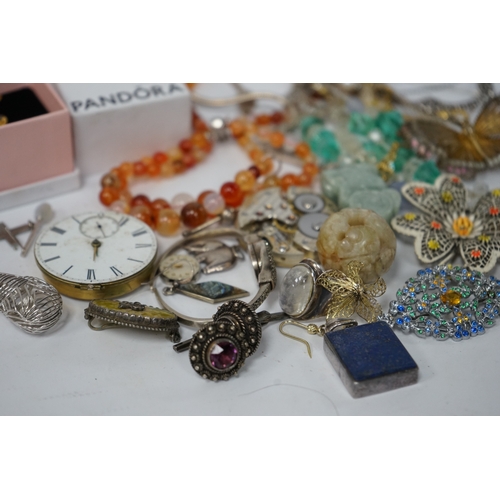 934 - A small quantity of assorted jewellery and other items including a filigree butterfly brooch, a 925 ... 