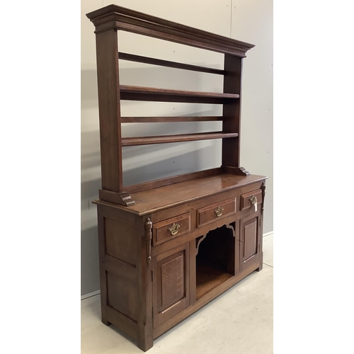 1003 - An 18th century style oak 'dog kennel' dresser, with boarded rack, width 138cm, depth 41cm, height 1... 