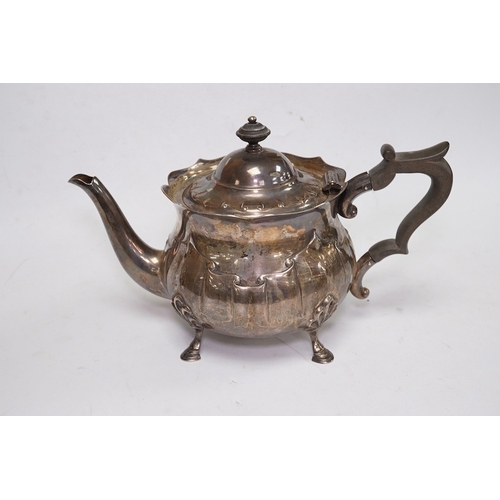 1839 - An Edwardian silver teapot by George Howson, Sheffield, 1903, gross weight 16.7oz. Condition - poor ... 