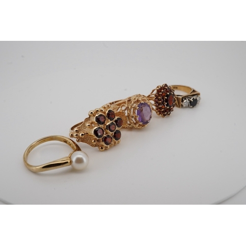 1941 - Five assorted modern 9ct gold and gem set rings, including two garner clusters, amethyst and seed pe... 