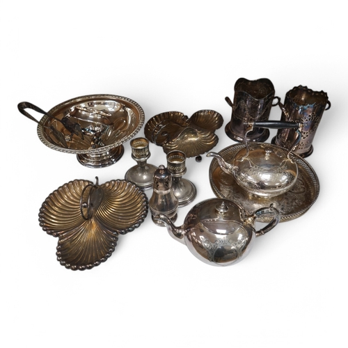 1620 - Assorted plated wares including a pair of syphon holders and pair of hors d'oueurvs dishes, largest ... 