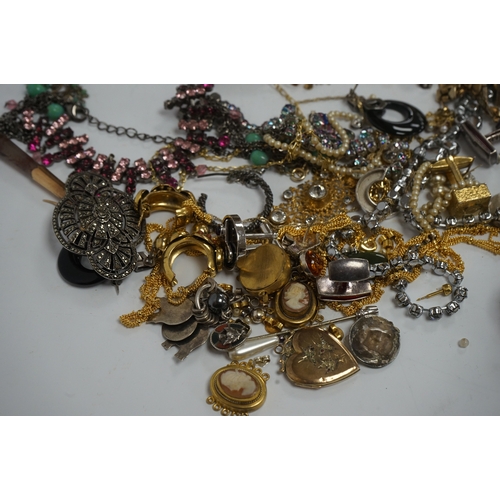 1922 - A small quantity of assorted mainly costume jewellery, including a pair of agate drop earrings, past... 