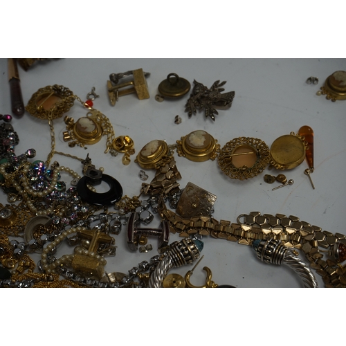 1922 - A small quantity of assorted mainly costume jewellery, including a pair of agate drop earrings, past... 