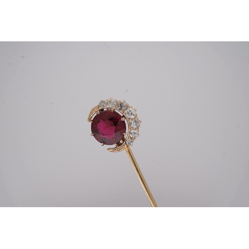 1925 - An early to mid 20th century yellow metal and single stone garnet topped doublet set stick pin, with... 