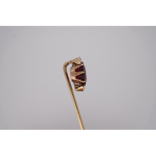 1925 - An early to mid 20th century yellow metal and single stone garnet topped doublet set stick pin, with... 