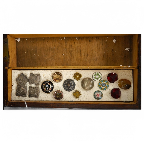 469 - Seventeen assorted late 19th/early 20th century buttons, largest 18mm;Condition - good Oval agateFac... 