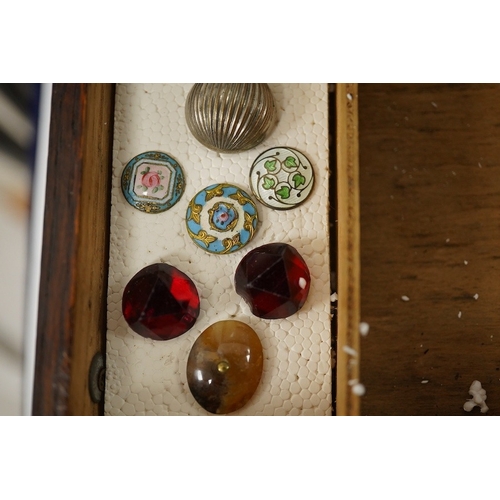 469 - Seventeen assorted late 19th/early 20th century buttons, largest 18mm;Condition - good Oval agateFac... 