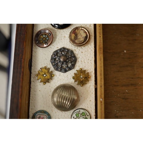 469 - Seventeen assorted late 19th/early 20th century buttons, largest 18mm;Condition - good Oval agateFac... 