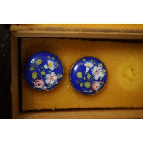 470 - Sixteen assorted late 19th/early 20th century buttons and studs, largest 23mm;Condition- good Victor... 