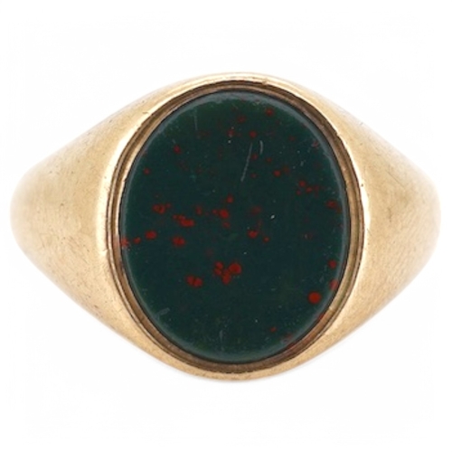 940 - A 9ct gold and bloodstone signet ring, size P1/2, British hallmarks, gross weight 6 gramsCondition: ... 