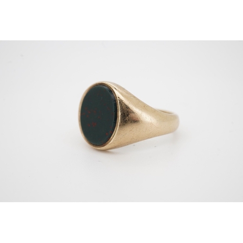 940 - A 9ct gold and bloodstone signet ring, size P1/2, British hallmarks, gross weight 6 gramsCondition: ... 