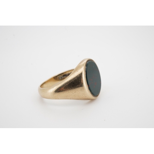 940 - A 9ct gold and bloodstone signet ring, size P1/2, British hallmarks, gross weight 6 gramsCondition: ... 