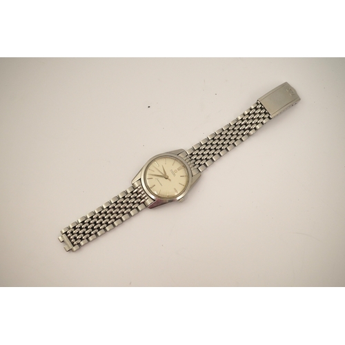 135 - A gentleman's 1960's? stainless steel Omega Seamaster automatic wrist watch, on a stainless steel Om... 