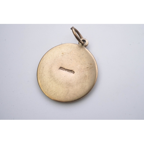 175 - A collection of gold jewels, comprising: a 9ct gold oval pendant engraved with a calendar for the mo... 