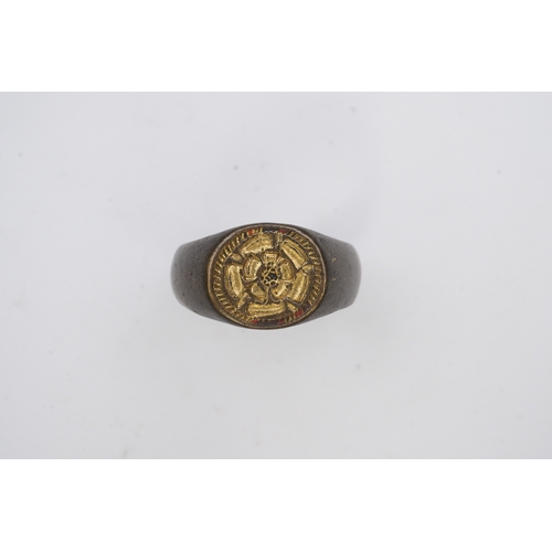 191 - A fine Tudor gilt bronze signet ring, England, late 15th/early 16th century, engraved with a Tudor r... 