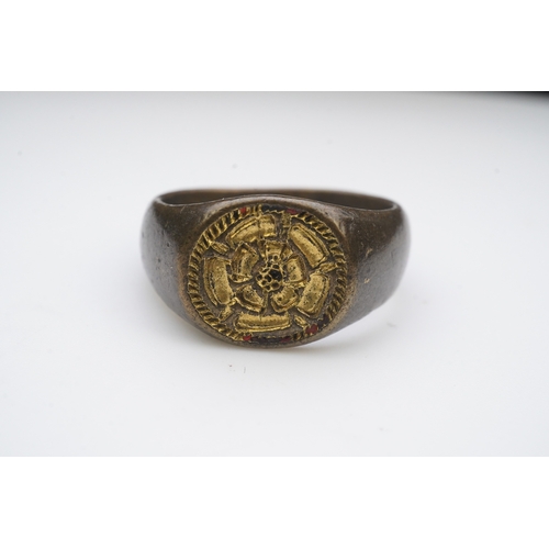 191 - A fine Tudor gilt bronze signet ring, England, late 15th/early 16th century, engraved with a Tudor r... 