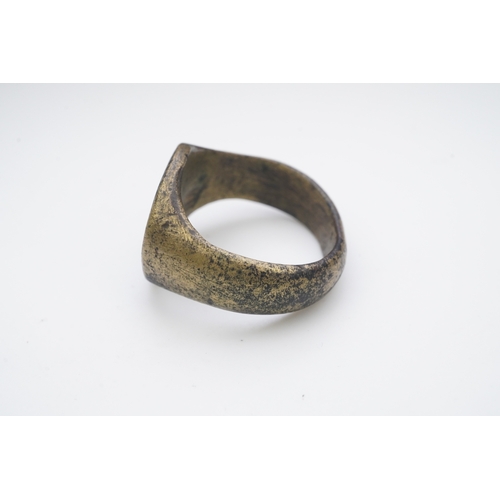 193 - A bronze signet ring, France, 15th/16th century, the circular central panel engraved with a fleur-de... 