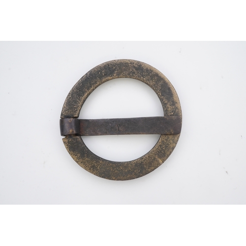 195 - A bronze buckle, 16th-17th century, of circular outline, bearing the inscription 'OMNIA AMICORUM COM... 