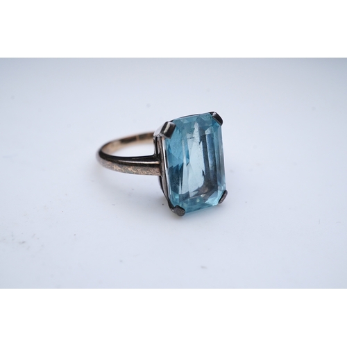 274 - An aquamarine ring, mid 20th century, claw-set with a mixed step-cut aquamarine measuring approximat... 